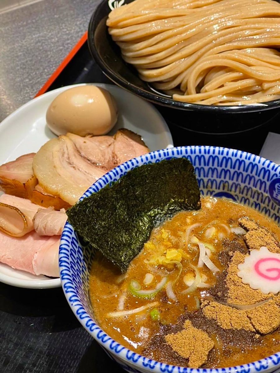Blaiscsdowell's tweet photo. 超大好きなつけ麺。ここの麺はコシが抜群。湯気の加減が絶妙。餃子は普通のよりずっと大きい。ボリュームたっぷり。場所は東京駅KITTEデパート地下のラーメンストリート。店名は松戸富田麺绊。急いで行こう🏃

#ラーメン #グルメです https://t.co/7s0BOZgfjh