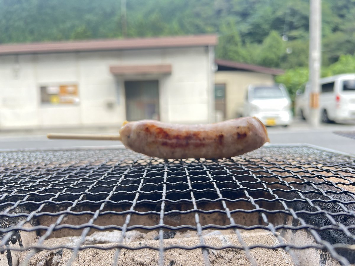 sd_bosspippi's tweet photo. 明日9/27は東吉野

ひよしのさとマルシェで焼きますよー🙂

9/28は
トライアル御所です。

寄ってって下さいね〜(^^)

#炭火男爵やきぴっぴ
#超肉感　#粗挽き　#炭火焼
#フランクフルト
#焼き鳥　#特製タレ　#使用
#ひよしのさとマルシェ
#トライアル御所 https://t.co/ldMpHB6c8e