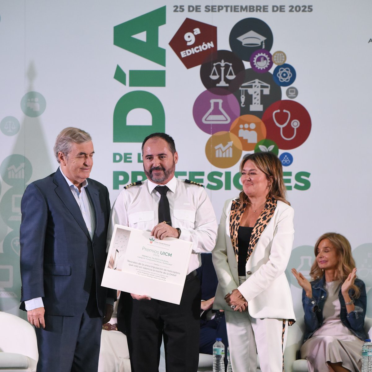 COPAC_Tw's tweet image. ¡Muy emocionados de compartir que los #pilotos de #helicóptero que salvaron a once personas la noche de la DANA han recibido el Premio al Talento colegial en la categoría de compromiso social y solidaridad de @UICMadrid en el Día de las Profesiones! #DíaProfesionesUICM2025