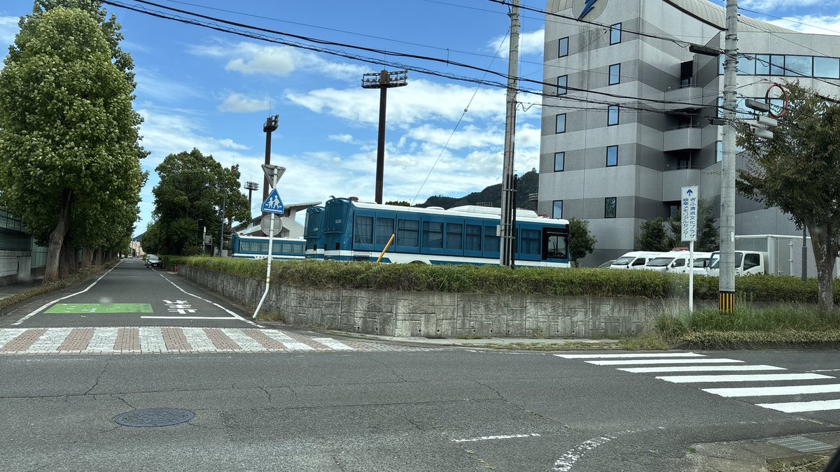 okappy7's tweet photo. 近所のスポーツ合宿向けの宿泊施設にいろんな県の護送車など警察車両が集結中。
年に何度か見かける風景。
週末の催しに皇室の方などがいらっしゃるのかな？
警察官のみなさん、ご苦労さまです。
#護送車 https://t.co/OK2nrpLXoM