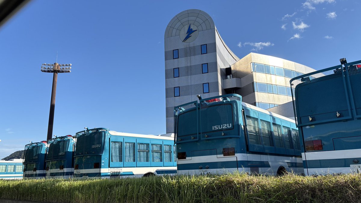okappy7's tweet photo. 近所のスポーツ合宿向けの宿泊施設にいろんな県の護送車など警察車両が集結中。
年に何度か見かける風景。
週末の催しに皇室の方などがいらっしゃるのかな？
警察官のみなさん、ご苦労さまです。
#護送車 https://t.co/OK2nrpLXoM