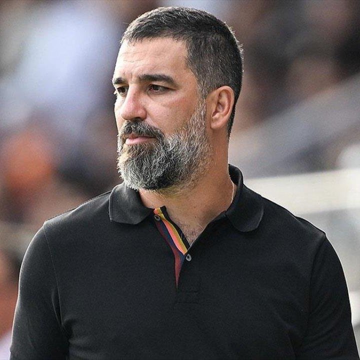 elisbusearac's tweet photo. 🚨Seçil Erzan'ın açıklamaları: 

“Semih Kaya'ya 3.2 milyon Dolar bana verdi, 4 milyon Dolar'ı 1 ay sonra verdim. 6 Günde 725 bin Dolar faiz aldı. Yani %6.420 faiz aldı. Aldığı parayla araba aldı, Bodrum'da ev aldı ama doymadı, daha fazla istemeye başladı. 

Selçuk İnan, 3 milyon Dolar faiz aldı. Arda Turan 6.5 milyon Doları bir ayda 7.5 milyon Dolar olarak aldı ama iki katını alamadığı için benden şikayetçi oldu. 

2 katını alamadığı için tamamını alamadı. Ben zaten faize karşıyım diyor. Arda Turan'ın korkunç bir para hırsı var. Nakit parası yokmuş çevresinden borç almış sonradan anladım. Faiz almak için gayrimenkullerini sattı. Kredi çekti. Hatta Emre Çolak ile faizleri paylaşmak için gitmiş kendisiyle görüşmüş. Borçlarını kapattım, kredisini ödedim üstüne faiz ödediğim halde daha da fazlasını almak istiyor. Ödemesini yapmadan Rolls-Royce marka araba almış. Galerici ödeme için beni arıyordu. Galericiye ödemeyi ben yaptım.

Ayhan Akman, çok üzerime geldi. Çok üzerime geldi. Bana banka müdürü ile fotoğraflar gönderip şantaj yapıyordu. 

Bu futbolcuların aldıkları paralar faizlerin kat kat üzerindeydi ama faize doymadılar. Sonra üzerime gelmeye başladılar. Sonra birbirlerinin paralarını kapışmaya başladılar. Bana sonra saldırılar başladı. 

Artık birbirlerinin paralarını ellerinde dekontlar ile bekleyerek otoparkta, sokak aralarında, araba bagajlarında kapıştılar. Çünkü kayıt dışı para. 

Arda Turan, Muslera, Volkan Bahçekapılı, Semih Kaya, Fırat Özdemir, Ayhan Akman, Selçuk İnan biri girip öteki çıkıyordu. Ben bu insanların büyük kısmına ana paralarını ve faizlerini kat kat ödedim ama onlar daha çok istedikleri için benim üzerime çullandılar.

Bu isimlerin hiçbiri 'Fatih Terim Fonu' olduğuna inanmadı hepsi kayıt dışı para olduğunu biliyordu. Kayıt dışı para aldıklarını biliyorlardı. Bunlar yıllarca yüklü faiz aldılar ama hepsi mobil bankacılığa bakmadılar. Neden hesaplarına bakmadılar? Eğer bu fonsa hesaplarında görmeleri lazımdı. 

Çanta dolu paraları neden pastanede verdiler? Fatih Terim'in yeğeni SPK konusunda uzmanlık yapmış... Bunları bilmemesi mümkün mü? Neden sadece benimle görüştüler? Bunların hepsi genel müdüre bir telefon uzakta. Benim Denizbank'ın evrakı diye çeşitli bankaların ajanda kağıtlarına attığım imzaları sundular?”

📺 Onlar TV