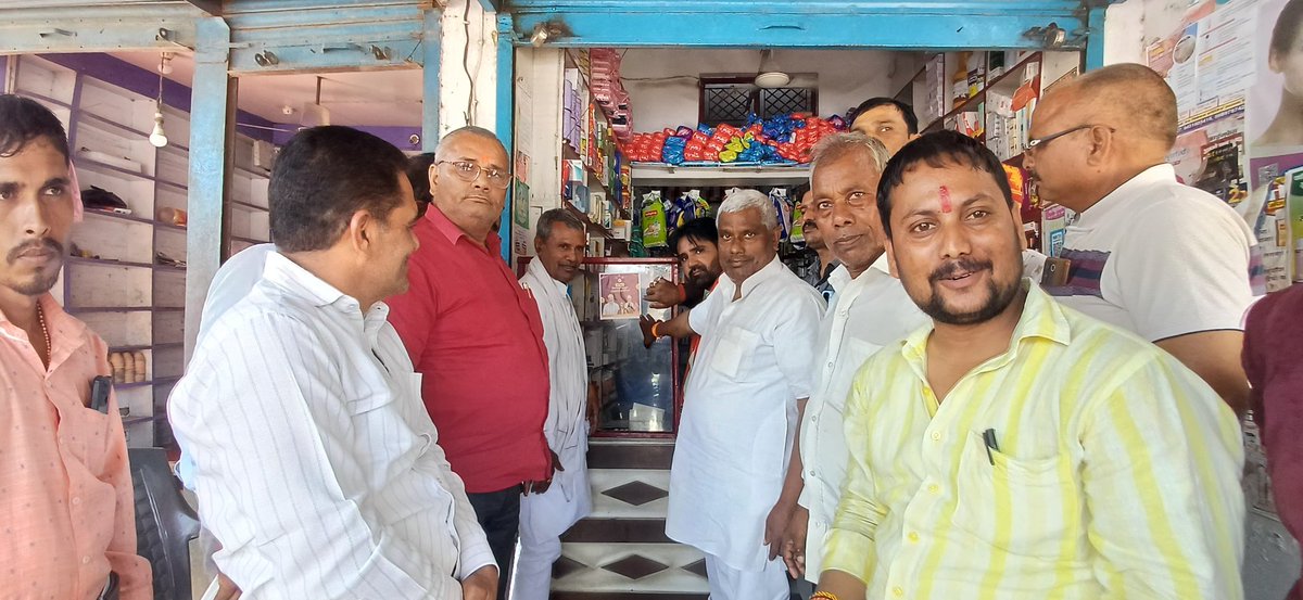 यशस्वी प्रधानमंत्री श्री नरेंद्र मोदी जी द्वारा जीएसटी की दरों में की गई कमी से व्यापारियों और जनता को बड़ी राहत मिली इसी क्रम में माननीय मुख्यमंत्री जी के मार्गदर्शन में आज अपने विधानसभा क्षेत्र 300 मनकापुर के मंडल वजीरगंज के  वजीरगंज बाजार में  व्यापारियों से मुलाकात किया।