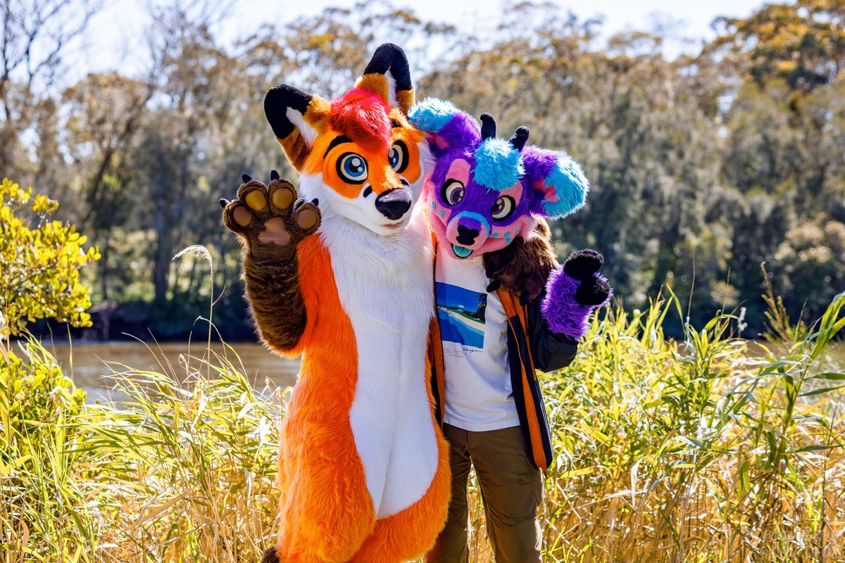 Coming back into Summer, time to go outside and suit again in a casual 32°C (90°F) heat. Totally worth it. Happy #FursuitFriday! 🎉

✂️ <a href="/LupeSuits/">LupeSuits</a> 
📷 KivuliT &amp; me

#furry #fursuit