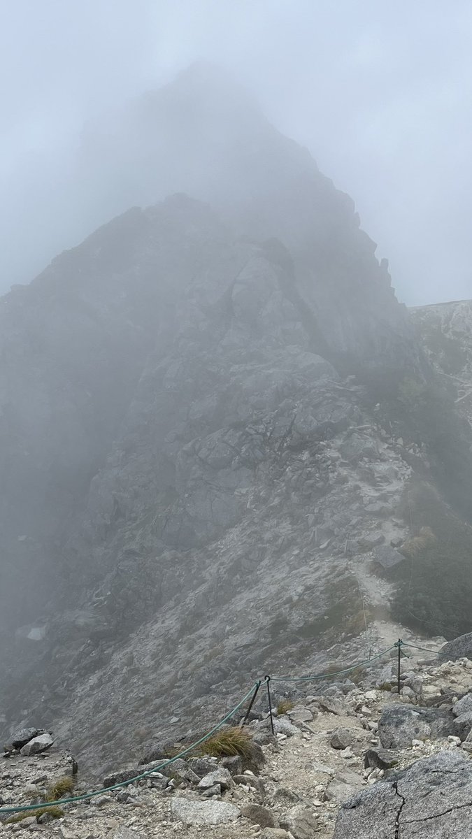 maimaimaiko3068's tweet image. 極楽平側から見た宝剣岳。

怖いもの見たさ（絶対行きたくない💦）で、どんな恐ろしいルートなのか気になってガス晴れるの待ってたけど、ダメだった。

＃中央アルプス