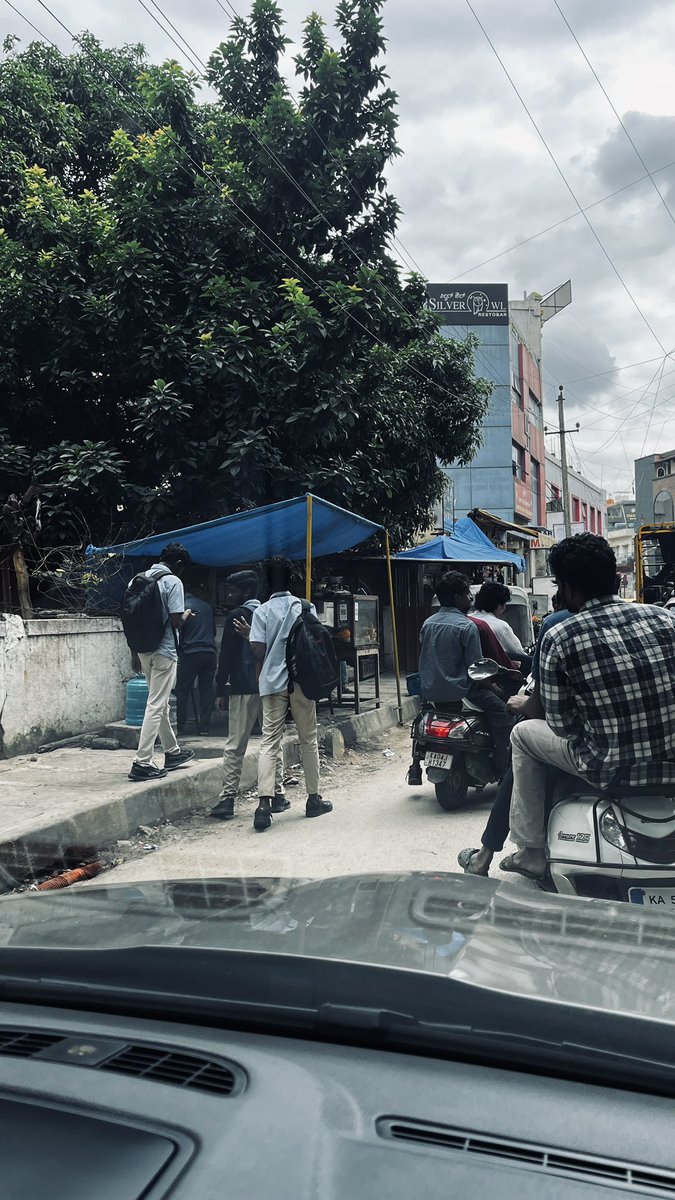 nandeesh_rai's tweet image. Complete footpath encroachment on Pampa Extension road leading from esteem mall towards presidency college/ Sindhi school.footpath is taken by street vendors. Students have to risk lives and walk on the road.Please take urgent action @GBA_office @GBAChiefComm @ICCCBengaluru