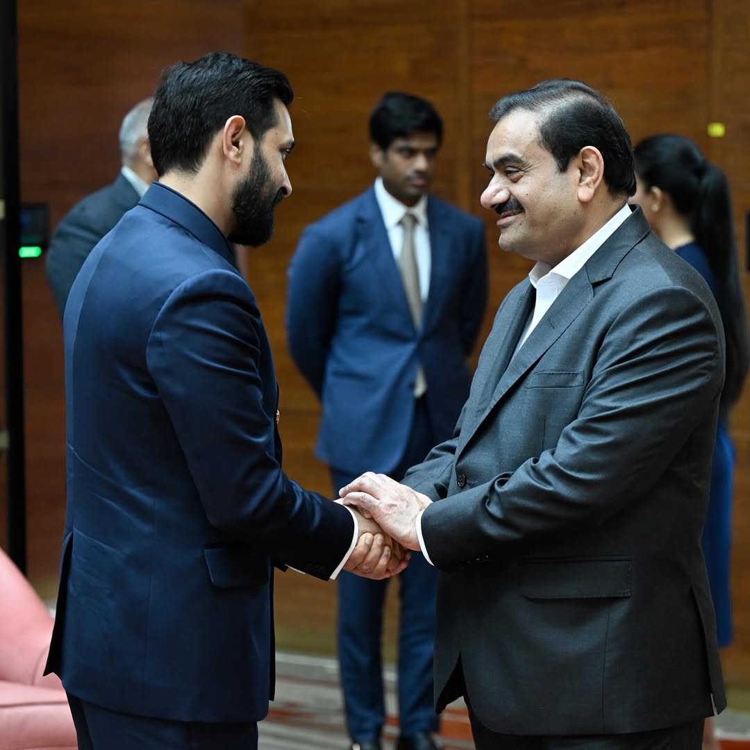 news21national's tweet image. अभिनेता विक्रांत मैसी ने बिजनेस टाइकून गौतम अडानी से मुलाकात की और अपनी मुलाकात की तस्वीरें इंस्टाग्राम पर शेयर की। यह मुलाकात और तस्वीरें सोशल मीडिया पर वायरल हो गईं, जिससे दोनों के बीच की दोस्ती को लेकर चर्चाएं तेज हो गईं। 

#VikrantMassey #GautamAdani #InstaPost…