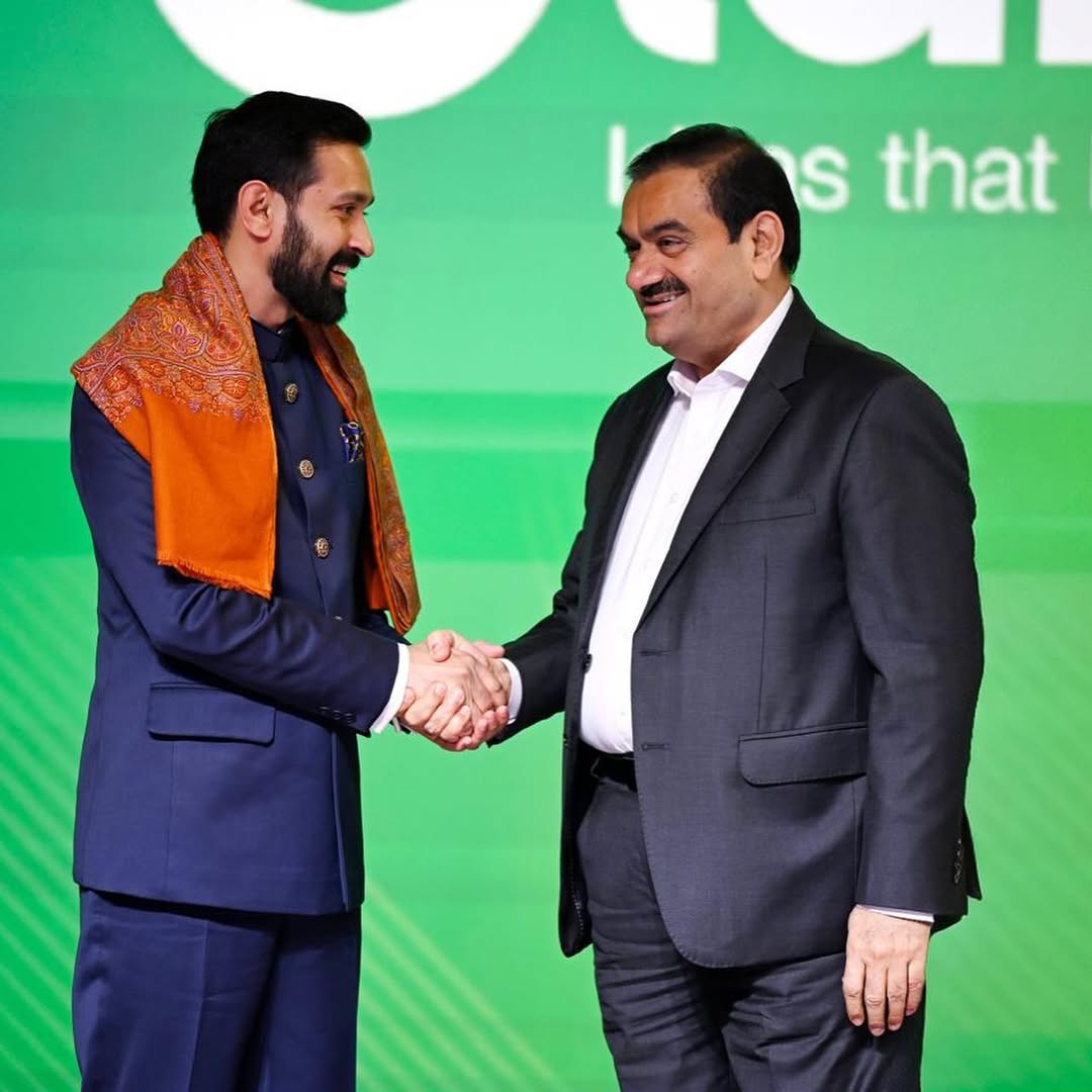 news21national's tweet image. अभिनेता विक्रांत मैसी ने बिजनेस टाइकून गौतम अडानी से मुलाकात की और अपनी मुलाकात की तस्वीरें इंस्टाग्राम पर शेयर की। यह मुलाकात और तस्वीरें सोशल मीडिया पर वायरल हो गईं, जिससे दोनों के बीच की दोस्ती को लेकर चर्चाएं तेज हो गईं। 

#VikrantMassey #GautamAdani #InstaPost…