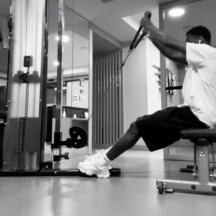 Wilfred Ndidi, bireysel antrenman yapıyor.