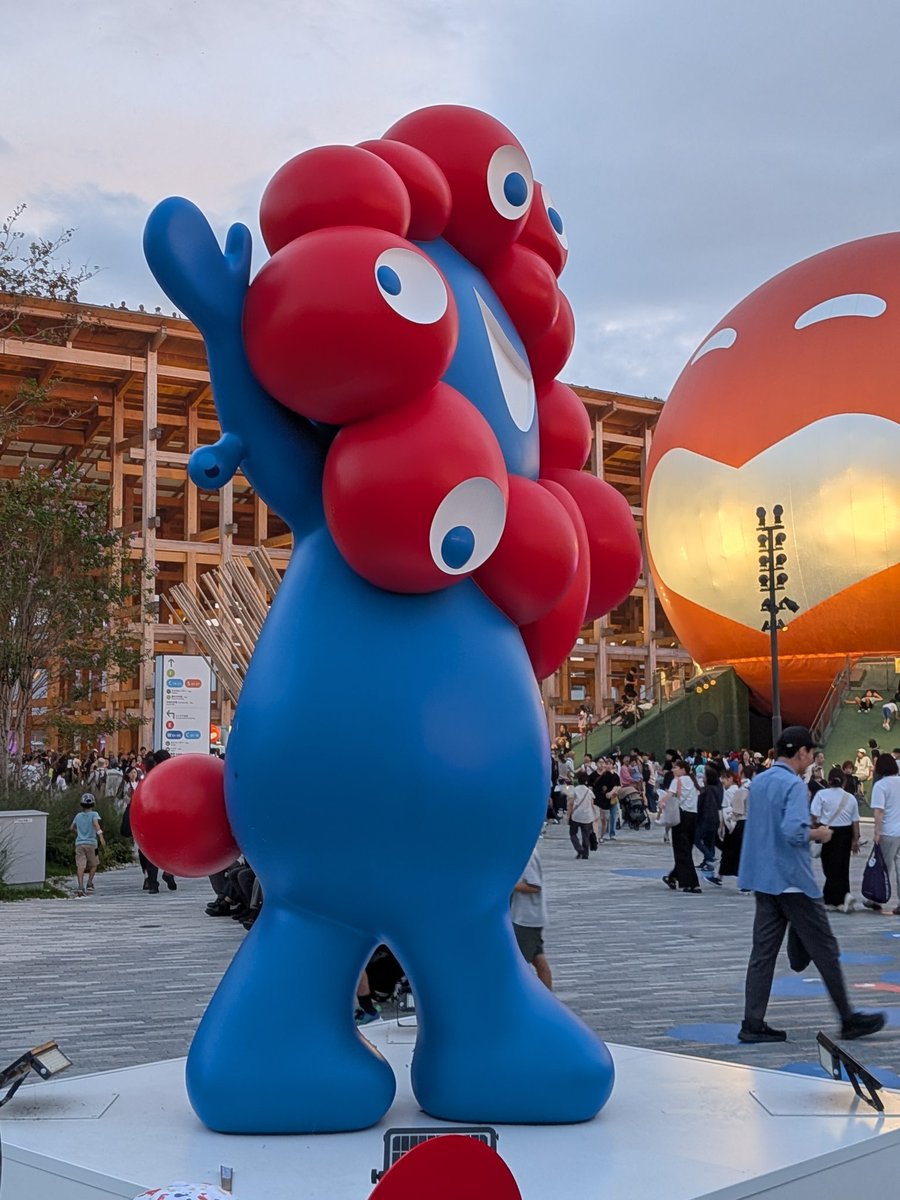 どう見ても青空のラプソディのフリ中に見えるミャクミャク