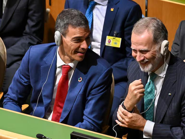 niconavarroram's tweet image. Felipe VI se ha hecho una foto con 
el terrorista islámico que ha tomado el poder en Siria y le ríe las gracias al presidente más ruinoso que ha tenido España.

Su figura es bochornosa, costosa e inservible, consolidándose como uno de los peores monarcas de nuestra historia.