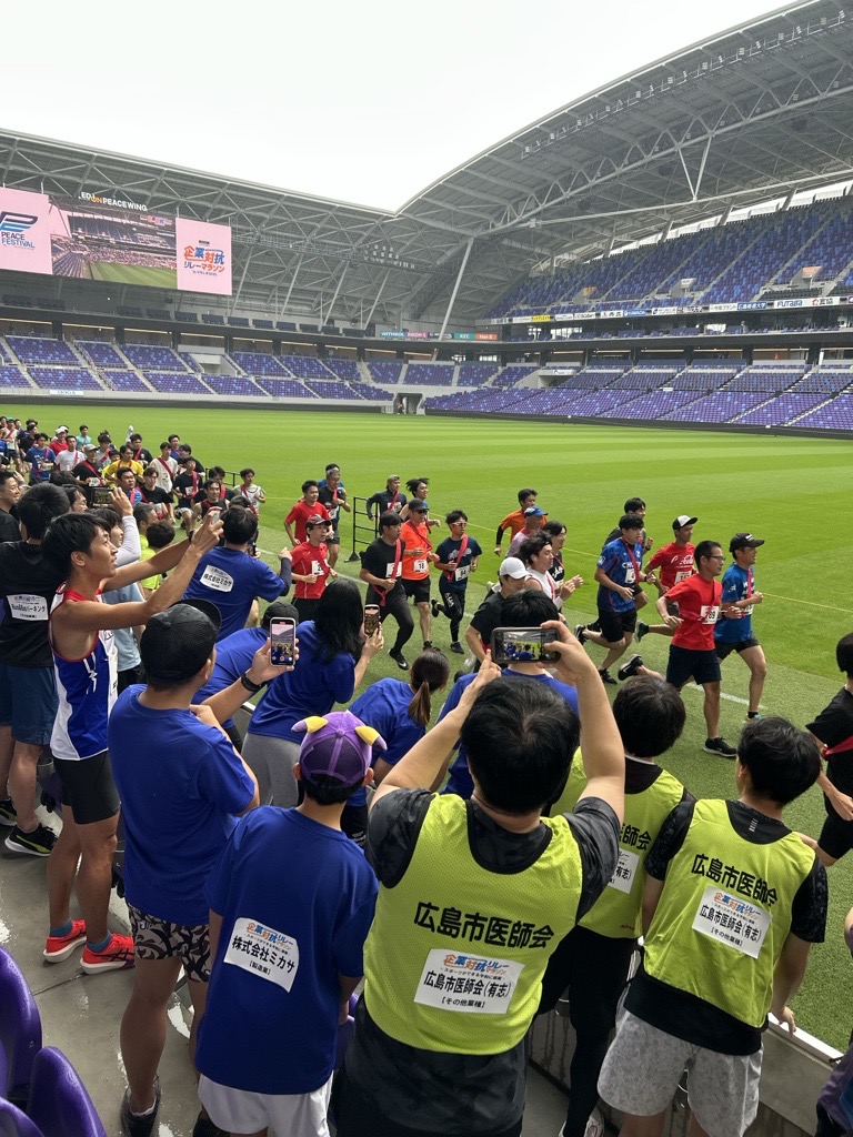 jrw_c_maintec's tweet photo. 【企業対抗リレーマラソン参加！】

エディオンピースウイング広島で開催された企業対抗リレーマラソンに参加しました！

1週1.3㎞のコースを12人で力を合わせ、タスキをつなぎながら3時間走り抜きました

チーム全員でゴールできたことが何よりの喜びです！

＃メンテック
＃リレーマラソン https://t.co/GwfRACCASV