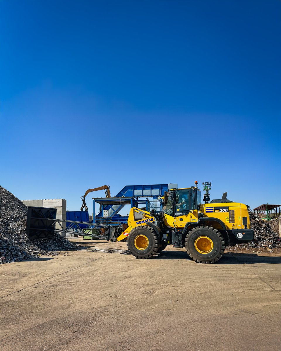 KomatsuEspana's tweet image. Aquí van más fotos de esta #Pala #Cargadora #Komatsu modelo WA200-8E0 trabajando con un empujador.
Máquina altamente #versátil, #bajo #consumo de combustible y #rendimiento #seguro en distintas aplicaciones.