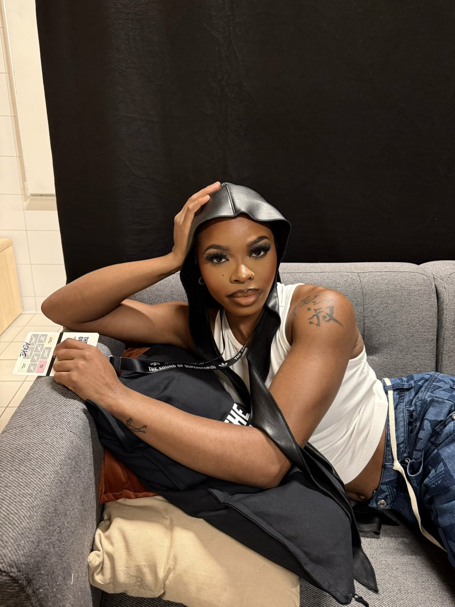 Officialfay___'s tweet photo. Excuse meee?!! I performed at the SOUND OF SUPERSTAR(S) @adidasarena in Paris with @asakemusik . Someone Pinch meeeee🫰🏾🤲🏾🔥 @adidasoriginals @adidas  #adidassuperstar #soundsofsuperstar #AdidasOriginals #adidas #asakeinparis #ogfay https://t.co/0Qq2h5VLWh