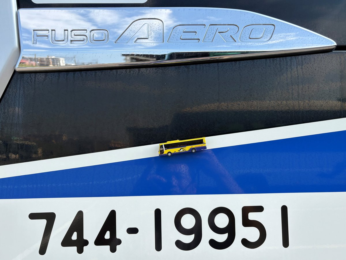 JRtokai_bus's tweet image. トミーテック様！！
この度も有難うございバスっっ！🚍🚍！

模型に加え、バス愛促進課一同で貼り付けた引退証明書のラッピングシールもお楽しみいただければ幸いです。
なお、シールが「♪」「☆」「♡」「つばめ」の形になったレアなカードもありばす。…