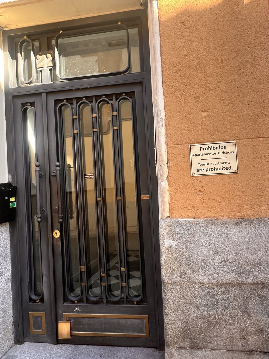Visto en #Malasaña. #HomesAreNotHotels #FuckAirbnb
