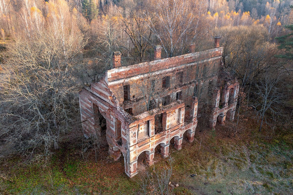 Tired of the city bustle?
Welcome to a charming place, the ruins of the Tyshkevich estate in Nalibokskaya Pushcha!
Benedict Tyshkevich, known as the first Belarusian photographer, built a hunting lodge there, where his darkroom was located