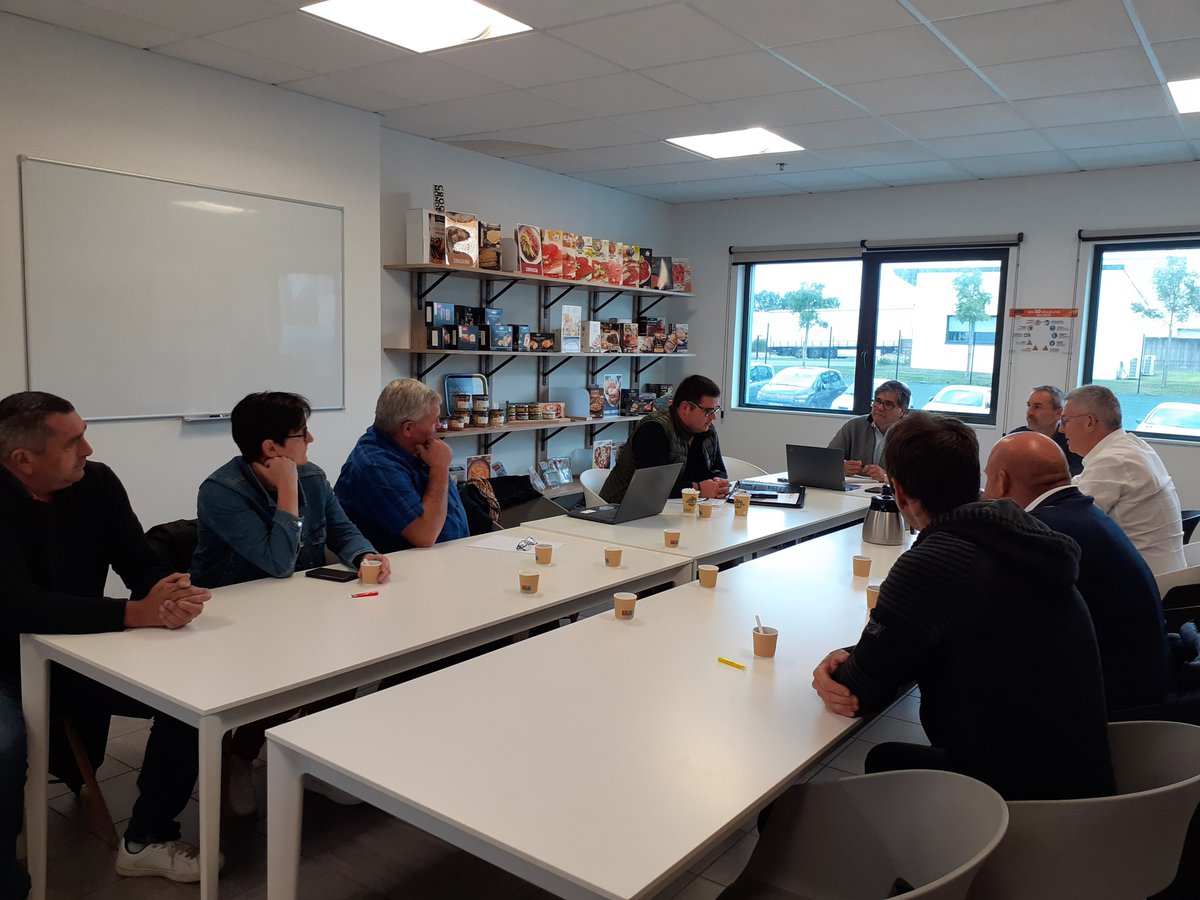 Rencontre ce matin de l'entreprise Routhiau à St Fulgent par les membres de la section avicole de la #FDSEAVendée sur le mercosur, les importations et la revalorisation des prix payés aux éleveurs