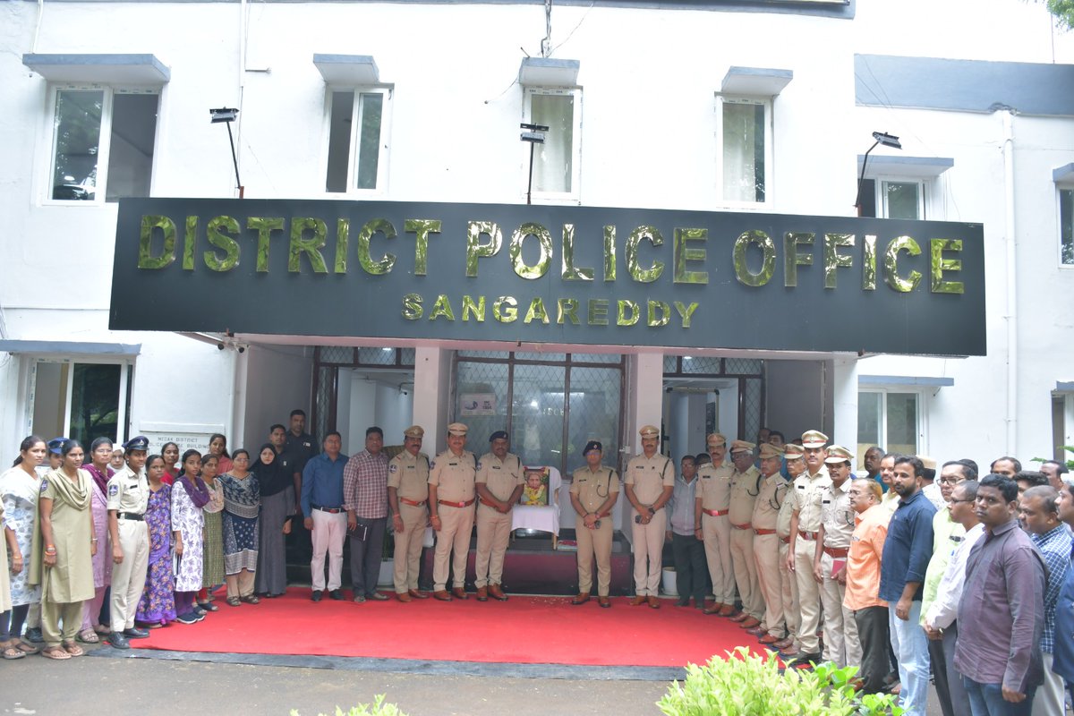 SP Sangareddy (@spsangareddy) on Twitter photo 🌸 Chakali Ailamma 130th Jayanthi celebrated at DPO Sangareddy 
SP Paritosh Pankaj, IPS along with officers & staff paid floral tributes to Telangana Veeranari & Armed Struggle leader Chakali Ailamma.
Her courage & fight for land, justice & dignity remain an inspiration. 🙏 🌸 Chakali Ailamma 130th Jayanthi celebrated at DPO Sangareddy 
SP Paritosh Pankaj, IPS along with officers & staff paid floral tributes to Telangana Veeranari & Armed Struggle leader Chakali Ailamma.
Her courage & fight for land, justice & dignity remain an inspiration. 🙏