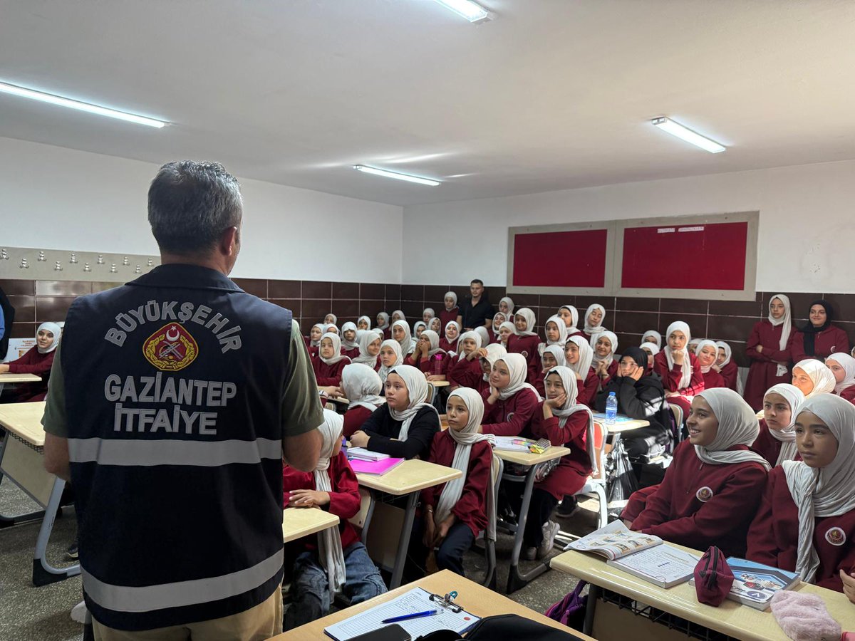 gbbitfaiye's tweet photo. 🚨İtfaiye haftası etkinlikleri kapsamında İnkılap İmam Hatip Ortaokulu öğretmen ve öğrencilerine yangın anında yapılması gerekenler hakkında eğitim verildi.👨🏻‍🚒🚒

@GaziantepBeld @FatmaSahin https://t.co/9gJtroa0H0