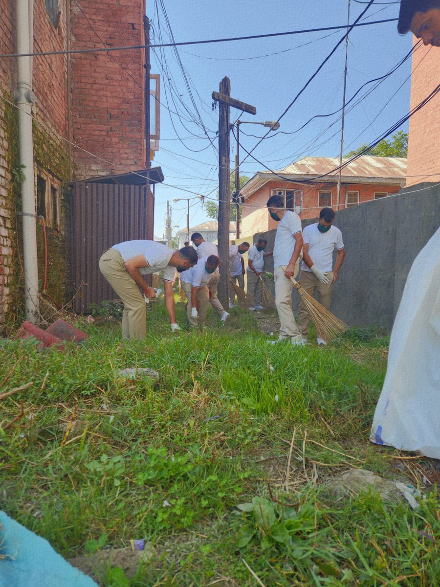 IrpBn49491's tweet photo. Anantnag, Sept 26: IRP-11th Battalion organised a comprehensive Cleanliness drive at Battalion Headquarters under "Swachhata Pakhwada 2025"
The aim of the drive was to make the surroundings clean and green.
#SwachhataHiSeva2025 #SwachhBharatMission #CleanIndia #phq #aphq https://t.co/sVsA3wjo09