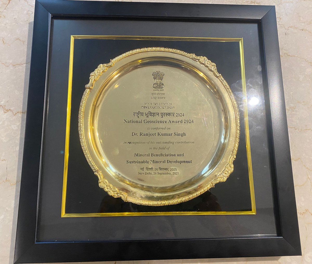 CSIR_NML's tweet image. Dr. Ranjeet Kr Singh has been conferred the National Geoscience Award by Ministry of Mines, in recognition of his outstanding contributions in the field of Mineral Beneficiation. The award was presented by Her Excellency Smt. Droupadi Murmu, Hon’ble President of India. @CSIR_IND