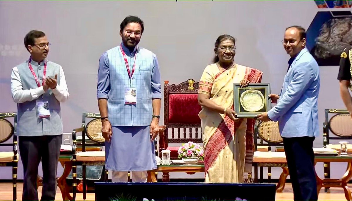CSIR_NML's tweet image. Dr. Ranjeet Kr Singh has been conferred the National Geoscience Award by Ministry of Mines, in recognition of his outstanding contributions in the field of Mineral Beneficiation. The award was presented by Her Excellency Smt. Droupadi Murmu, Hon’ble President of India. @CSIR_IND