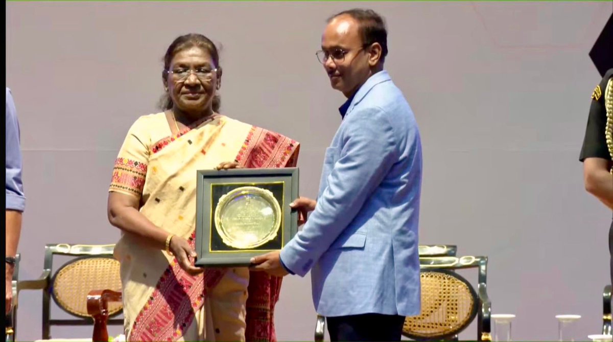 CSIR_NML's tweet image. Dr. Ranjeet Kr Singh has been conferred the National Geoscience Award by Ministry of Mines, in recognition of his outstanding contributions in the field of Mineral Beneficiation. The award was presented by Her Excellency Smt. Droupadi Murmu, Hon’ble President of India. @CSIR_IND