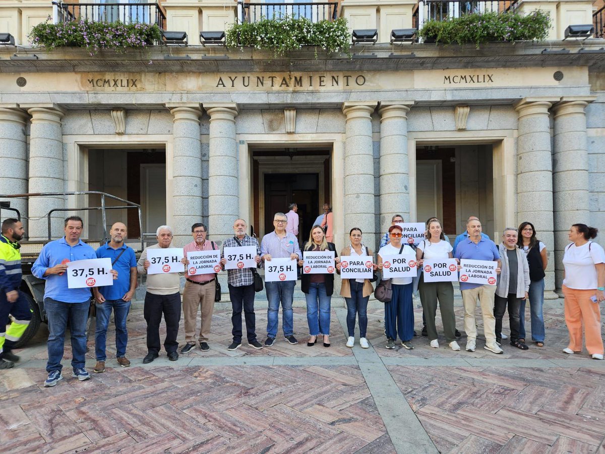 Una representación de <a href="/UGTHuelva/">UGT Huelva</a> Huelva en apoyo a la moción presentada por el #Psoe en el <a href="/AytoHuelva/">Ayuntamiento Huelva</a>  para la Reducción de la Jornada Laboral a 37.5 h
📢📢La propuesta de la reducción de la jornada laboral tiene que ser debatida en sede parlamentaria. #Huelva #JornadaLaboral