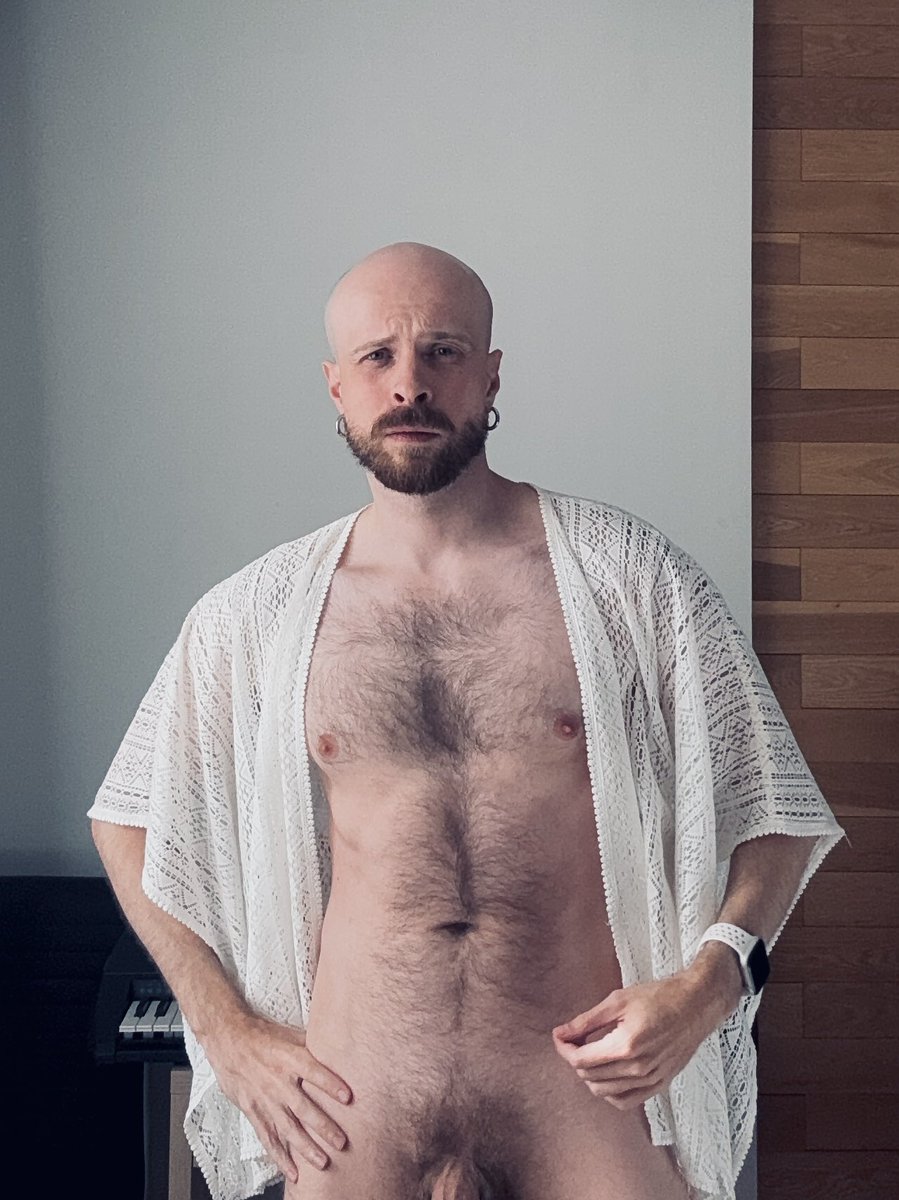 alesmtn's tweet photo. Купил в сэконде какую-то непонятную накидку-салфетку. Теперь думаю куда можно в такой пойти. https://t.co/EPTk7YtDw6