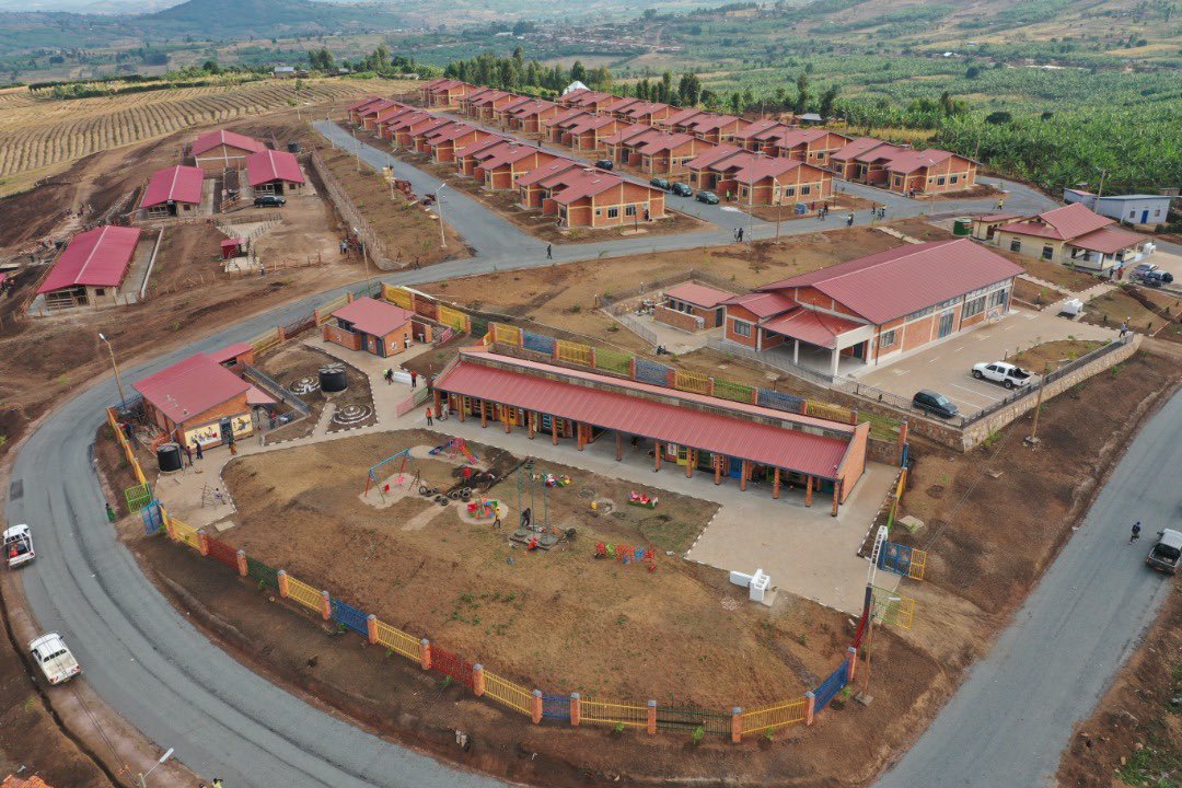 africatodayMG's tweet photo. The Rwandan Army builds free housing for Rwandans every year 

In 2021 Through the Citizens Outreach Program Rwanda's army constructed

14 model villages benefitting 318 families
286 housing units for Genocide survivors
20 bridges across 8 districts
400KM of roads across 15 districts

Since then, they have built more than free 5000 houses for low income Rwandans and are planning to build more.