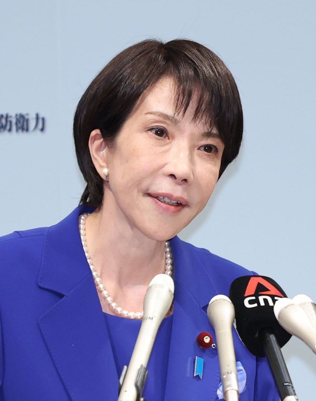 6gTOMQroTvxe3aW's tweet photo. 高市さんはメイクの指導が入ったのかな。
2023、2024、2025ときて、
2025は眉と口が全然違う。
好感度が高いメイクになってる気がする。 https://t.co/LViUOsvckz