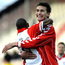 Omuhz's tweet photo. Eind-Ba(a)s Dost.Schitterende carrière gehad, jammer dat het zo moest eindigen. Van bijna afgeschreven verdediger in de Emmen jeugd, naar topscorer en international. #Trots #BasDost  #hierkomikweg https://t.co/NVjf35kTq7