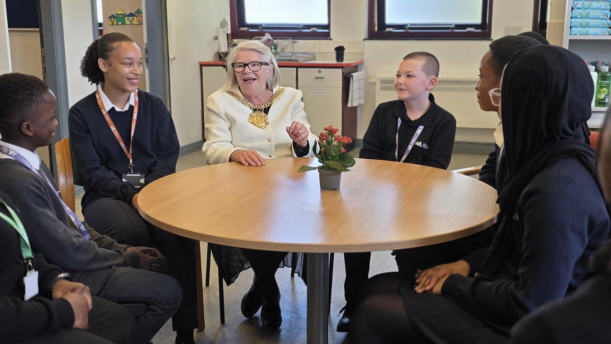 dixons_ba's tweet photo. 📢The Broadgreen Beacon is OPEN 📢

The Mayor of Liverpool cut the ribbon on our community hub yesterday and our fantastic student council team had the opportunity to meet with her and discuss the benefits the hub will bring to our local community🧡

@CllrBMurray https://t.co/8jvcJvuod8