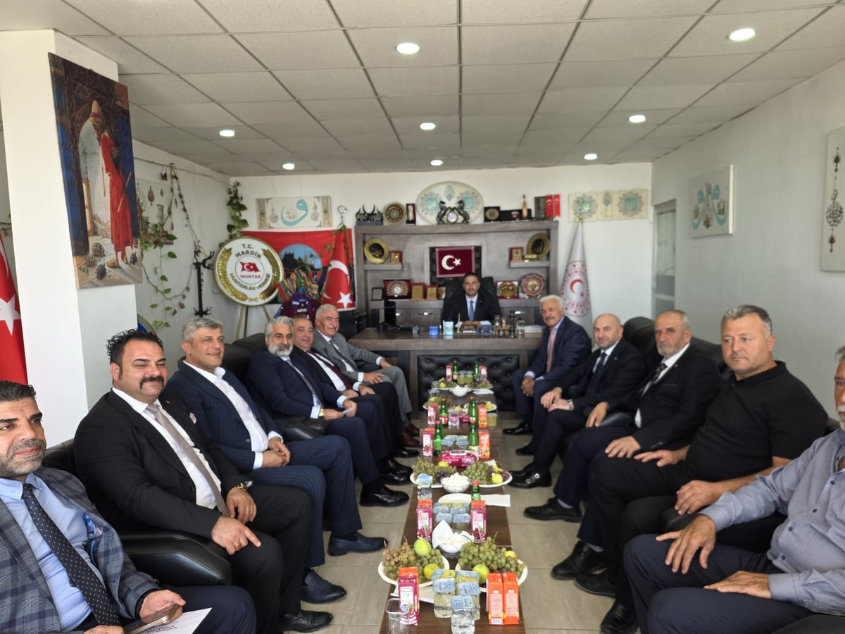 Ramazannkasli's tweet photo. 📍MARDİN / Muhtarlar Derneği

Genel Başkanımızın talimatları doğrultusunda
"Asırlık Birlik
Sonsuz Kardeşlik" programı kapsamında Mardin İl Başkanımız Ferhan BOZKUŞ, Merkez İlçe Başkanımız Kadri ELBANER, MYK Üyesi Umut BAĞLI, MYK Üyesi Metin KESKİN, MDK Başkan Vekili Ahmet Korhan MASTI, Teşkilat mensubu üyelerimiz eşliğinde Mardin Muhtarlar Derneği'ni ziyaret ederek kendilerini yarın Gaziantep'te gerçekleştirilecek olan Terörsüz Türkiye için Milli Birlik ve Dayanışma Buluşmaları'na davet ettik.