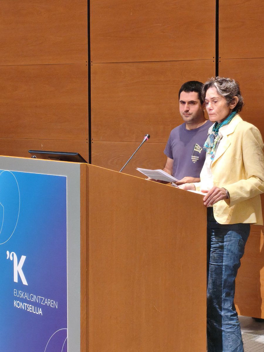 Itun Soziopolitiko berrirako eskaintzak hizkuntza-politika berrirako giltzak zehaztu ditu, eremuz eremu gauzatu beharrekoak:
🔹eremu instituzional eta politikotik
🔹eremu ekonomikotik
🔹eremu sozialetik
🔹eremu kultural eta akademikotik
🔹herritarren eskutik
#BatuzAldatu