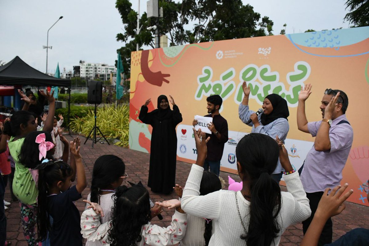 hrcmv's tweet image. We collaborated with the Maldives Deaf Association to mark #SignLanguageDay &amp;amp; the International Week of Deaf People. At Gulhigen Haveeru, they held an interactive stage session to raise sign language awareness! @deafmaldives @MIRAmaldives #HRCM #Gulhigen