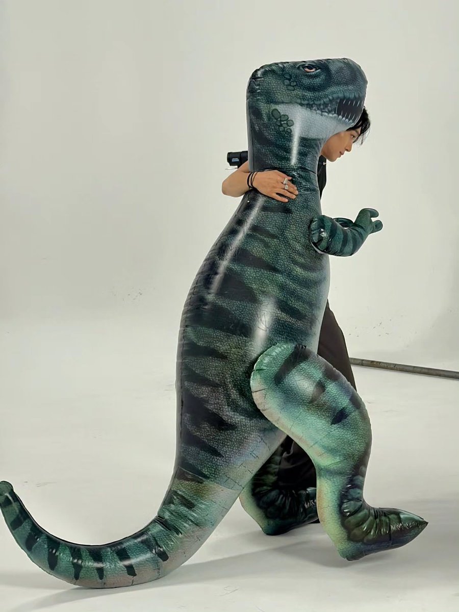 I didn't know it was actually a life-sized Dinosaur balloon 😭