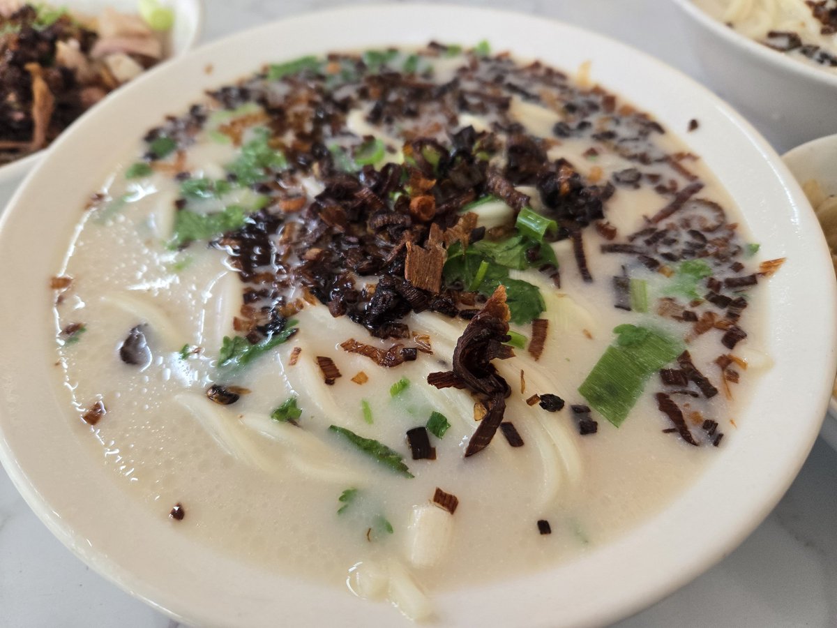 shcaskale's tweet photo. 中国全国200都市位は行って地元ラーメンくまなく食べたが今のところ大連金州の回勺面が圧倒的にうまい。東北では珍しいコシのある玉子麺にコクありクリーミーでも脂っこくない豚骨スープ、焦がしネギがアクセント。日本の豚骨ラーメンより好き。#ラーメン #豚骨ラーメン  #大連 #中国料理屋 https://t.co/SMP6whViwX