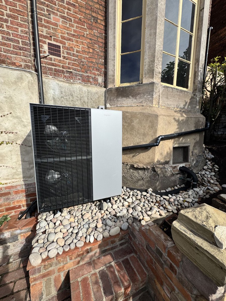 🚀 #FeatureFriday: Gas-Free Conversion in a Historic Home

Check out this fantastic project, featuring a 13kW Viessmann Climate Solutions UK Vitocal 150-A heat pump!

Are you a gas installer looking to transition into heat pump installations? bit.ly/46GBsEK