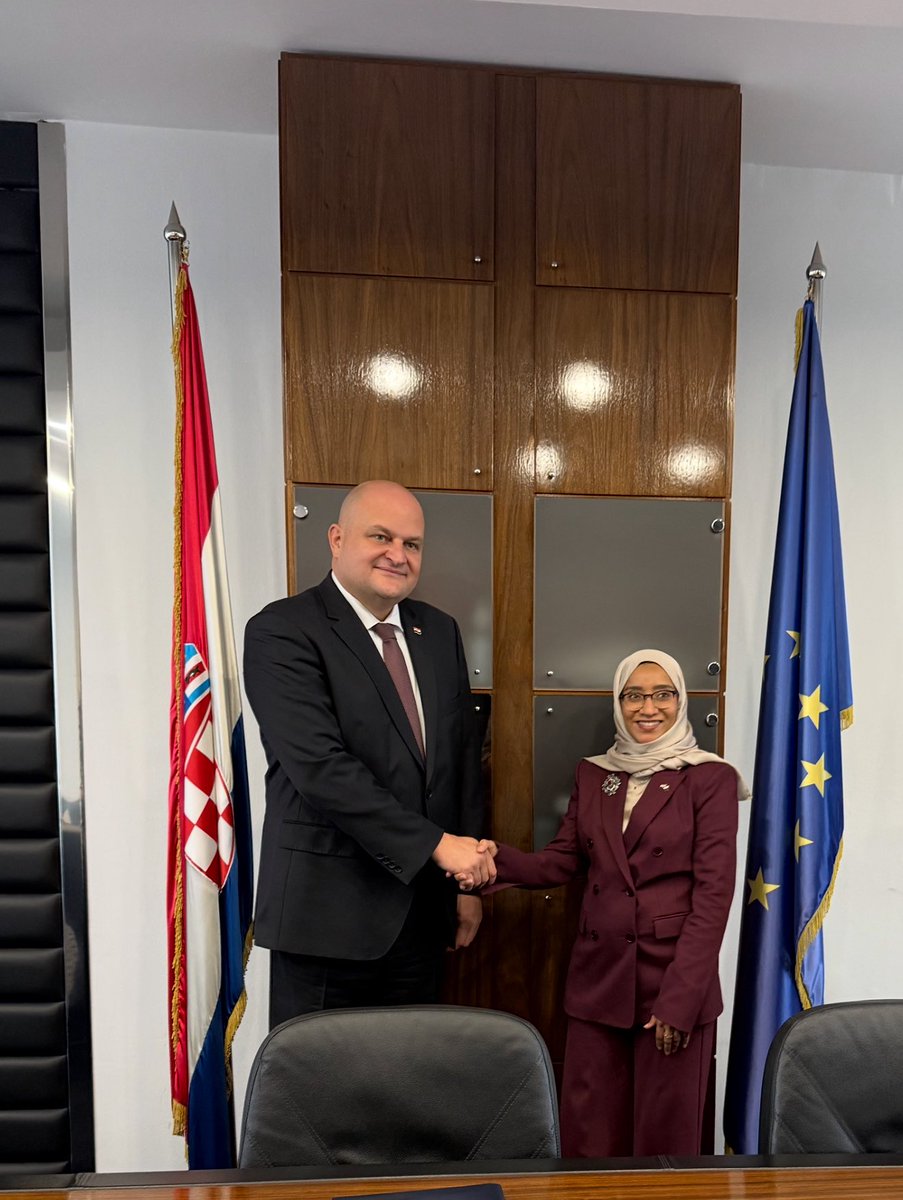 اجتمعت سعادة السيدة أسماء بنت ناجي العامري، سفيرة دولة قطر لدى جمهورية كرواتيا، مع سعادة السيد أنتي شوشنيار، وزير الاقتصاد في جمهورية كرواتيا.
جرى خلال اللقاء بحث سبل تعزيز علاقات التعاون الثنائي بين البلدين، خاصة في المجالات الاقتصادية والاستثمارية.

#الخارجية_القطرية #MOFA