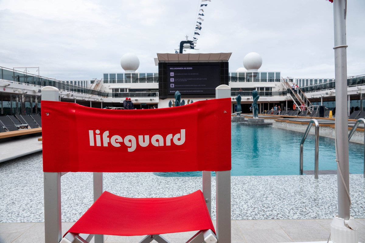 Reise_Blog's tweet image. Kurz an Bord, groß verliebt: Die #MSCEuribia in #Kiel 🚢💙
Einmal rauf, #Fernweh an: #LEGO-Modell, Wasserrutschen, #Pooldeck, Neon-#Casino – ein schwimmender #Spielplatz. Nächstes Mal teste ich mit Familie den Aquapark - Versprochen! 🌊😉
#MSC #Kreuzfahrt #Ostsee #Cruise