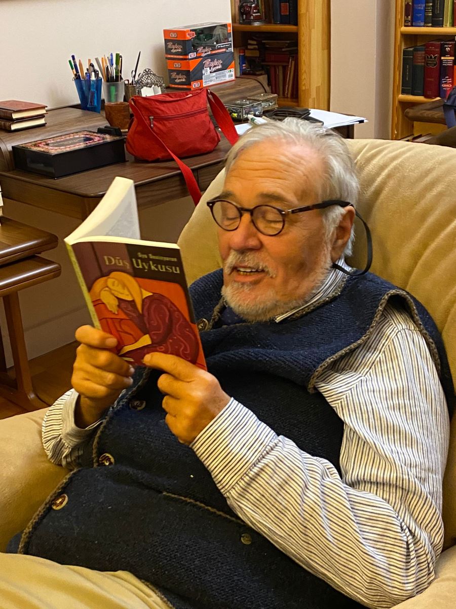 "Gençlere önerimdir: Gittiğiniz okullar size yetmeyecek, yetiştirmeyecek. Öyle kurgulandılar. Deliler gibi kitap okuyun!"

İlber Ortaylı