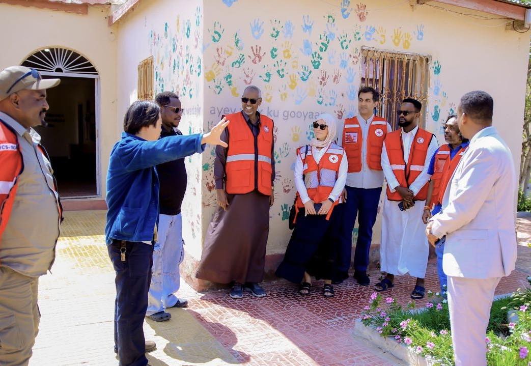 This week, Abaarso School welcomed Kelsie Lemon, VP of the Canadian RC, together with the Somali Red Crescent Society Somaliland (SRCS), to see the progress of our student-led Abaarso Garden. The visit was part of the Growing Futures project supporting food security in Somaliland