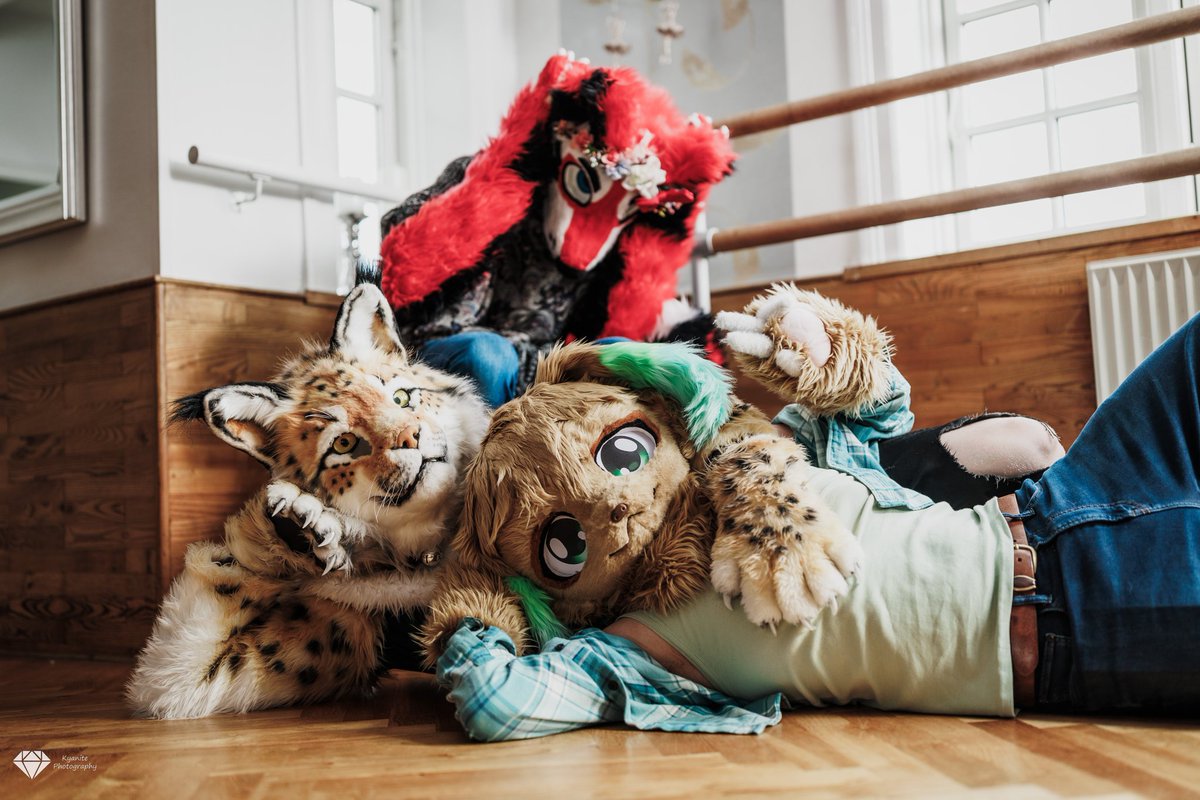 only photobomb responsibly! Me and <a href="/ItsZaltany/">Zaltany</a> are experts, do not try at home⁠ ⁠´⁠꓃⁠ ⁠`⁠ 

#FursuitFriday
