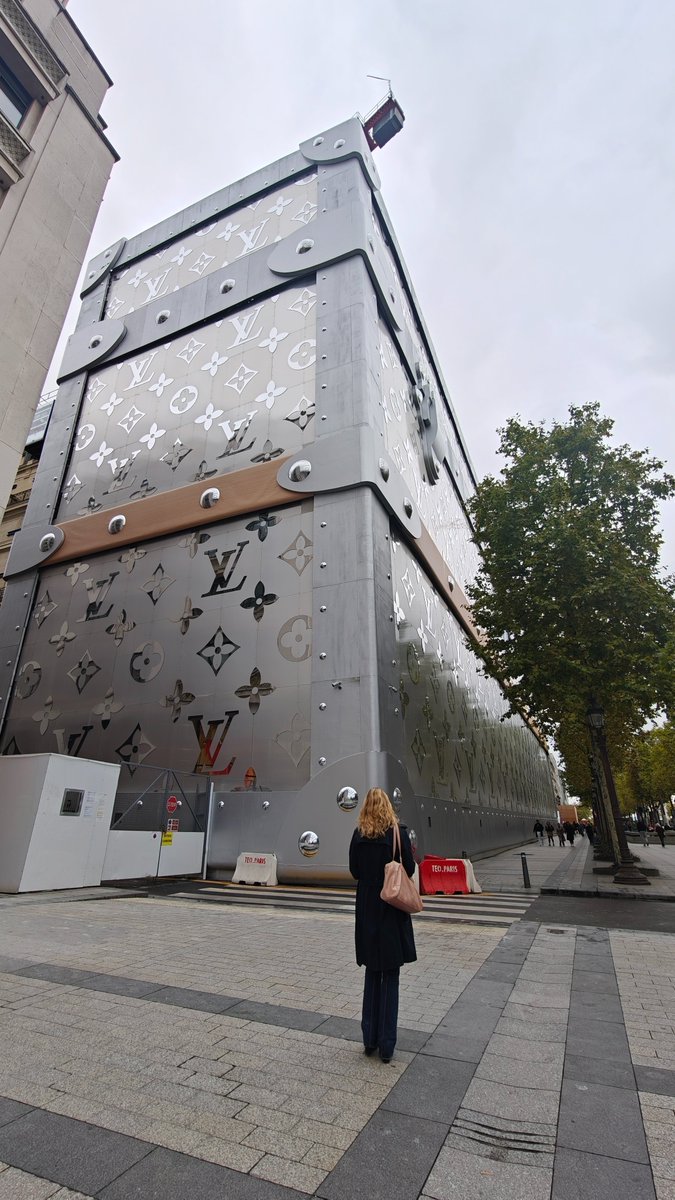 ＃シャンゼリゼ 通りの大きな #ルイ・ヴィトン のトランク。大阪にある #明治チョコレート の工場を思い出した。