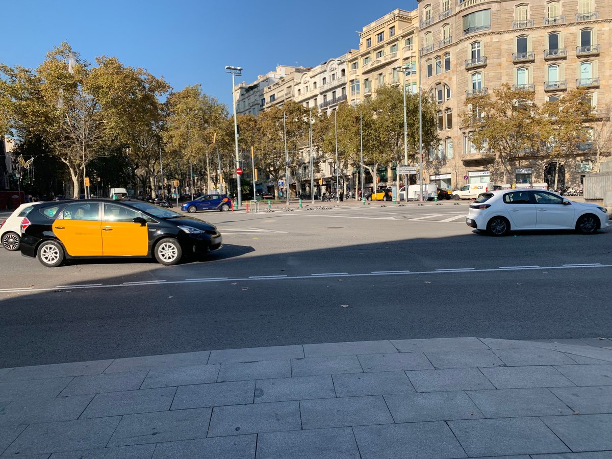 El #TaxiMetropolità és ideal per anar i tornar de les festes de la #Merce2025 👏

😎 Amb la tranquilitat de no haver de conduir

⏰ Sense preocupar-te pels horaris de pas del transport públic 

#EstimoelTaxi #AMB