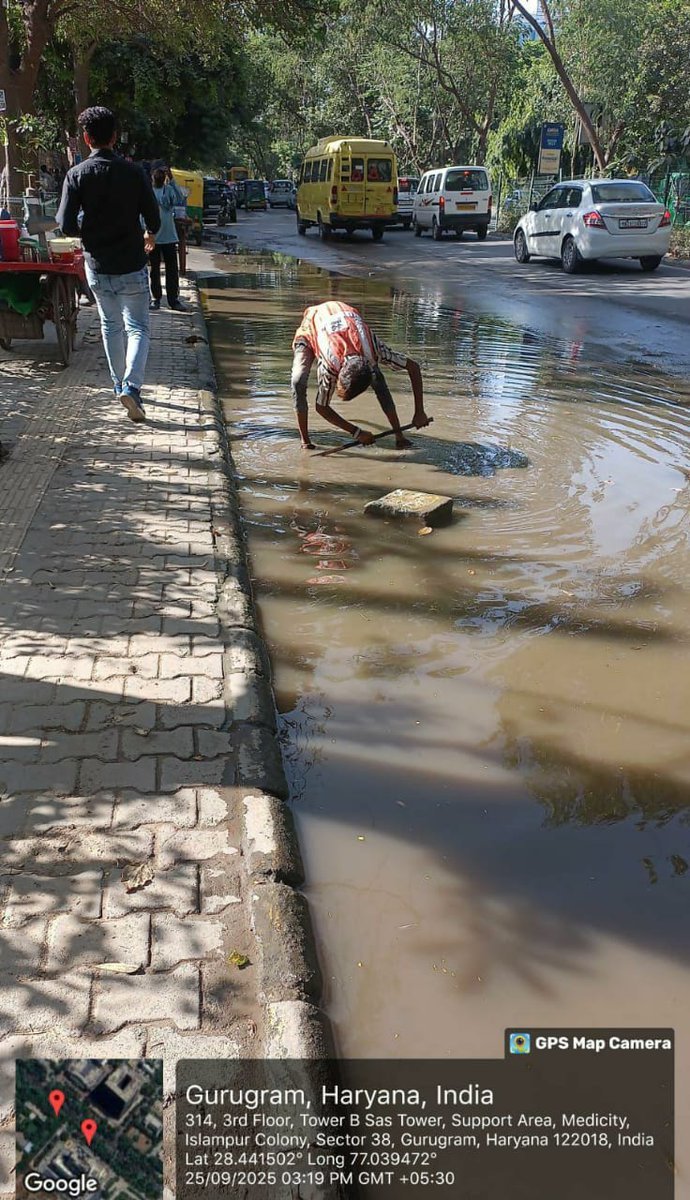 OfficialGMDA's tweet photo. Cleaning of road gullies at master dividing roads of Sectors 32/38 and 38/39 is being done to keep the drains and road side edges, clean, debris-free and to curb water stagnation on the roads. 🧹💧🌿
#drainage #maintenanceworks #cleanroads https://t.co/r0eoLheVBm