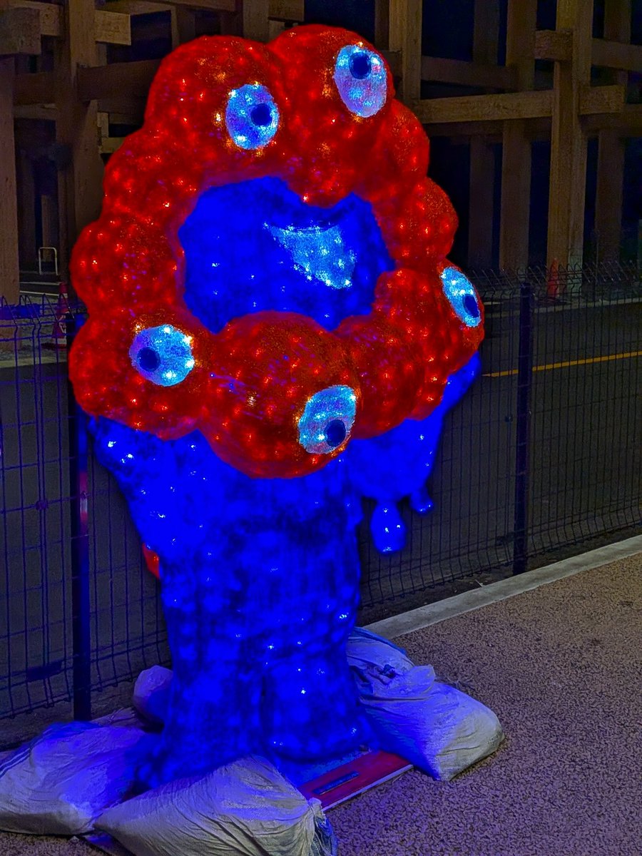 ミャクミャクって光るのか！