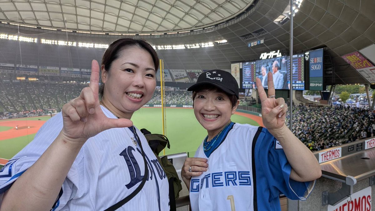 mizunobeniko's tweet image. ⚾️
西武VS日ハム　@ベルーナドーム
わーい！ハラハラしたけど勝ったー！

西武ファンのカメちゃんとも会えて嬉しかった💕

自力優勝は消滅してしまったけど
とにかく今日勝ってくれて良かったー
めっちゃパワー貰った
ありがとう✨

#日ハム　#ファイターズ　
#新庄監督　#日本ハムファイターズ
